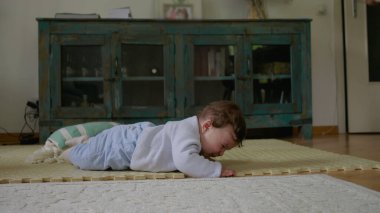 Bebek nazikçe paspaslardan alınıyor, bağımsız keşiften bakım anına geçiş yapıyor, erken gelişim ve etkileşim gösteriyor