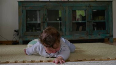 Bebek yüzüstü yere yatar, dokunsal nesneleri keşfettikten sonra hayal kırıklığını ifade eder, hareket becerilerini geliştirirken bağımsız bir oyun oynar, çocukluk duygularını geliştirir.