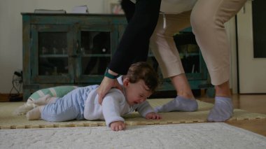 Bebek nazikçe paspaslardan alınıyor, bağımsız keşiften bakım anına geçiş yapıyor, erken gelişim ve etkileşim gösteriyor