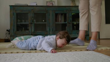 Bebek nazikçe paspaslardan alınıyor, bağımsız keşiften bakım anına geçiş yapıyor, erken gelişim ve etkileşim gösteriyor