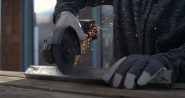 Açı öğütücüyle metal atölyesinde çalışmak, eldivenli ustalıkla uçan kıvılcımlar metali maharetle keser, hassasiyete yoğunlaşır, 800 fp yavaş çekim