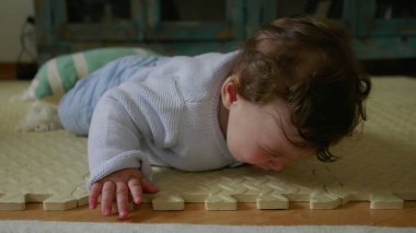 Bebek mindere uzanıyor, oyun zamanı dokulara ve dokunsal hislere odaklanıyor, motor becerilerini geliştiriyor ve duyusal keşiflere katılıyor.