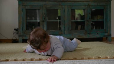 Bebek yüzüstü yere yatar, dokunsal nesneleri keşfettikten sonra hayal kırıklığını ifade eder, hareket becerilerini geliştirirken bağımsız bir oyun oynar, çocukluk duygularını geliştirir.