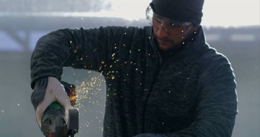 Metal öğütücüyle metal öğütücüye yakın çekim, parlak kıvılcımlar yaratmak, gözlük ve eldivenlerle korunmak, zanaat ve güvenliğe odaklanmak, 800 fp yavaş çekim