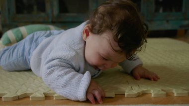 Bebek mindere uzanıyor, oyun zamanı dokulara ve dokunsal hislere odaklanıyor, motor becerilerini geliştiriyor ve duyusal keşiflere katılıyor.