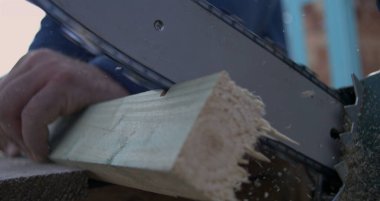 Tahta testereyle ince ahşap parçacıkları doğramak. 800 fps hızla süper yavaş uçmak. Kesim ve işçiliği iş başında vurgulamak.