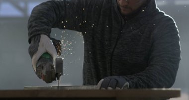 Açı öğütücüyle metal öğüten, 800 fps 'te yavaş çekimde kıvılcım saçan, odaklanmış ifade, güvenlik gözlüğü takan, detaylı endüstriyel ayarlar