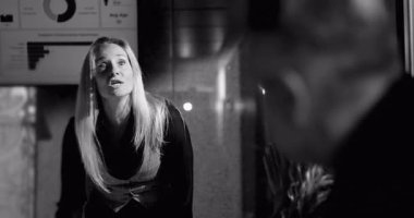 Kadın patron arka planda bağırırken, erkek çalışan yoğun baskı altında. Yüksek bahisli ofis ortamında duygusal gerginliği ve güvenilirliği simgeliyor.