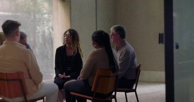 Genç bir kadın grup terapisinde hassas bir hikayeyi paylaşıyor. Güvenli ve merhametli bir ortamda destek grubuna açılırken gözle görülür şekilde duygusal.