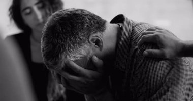 Erkekler terapi sırasında hıçkıra hıçkıra hıçkıra ağlarken, ellerini sırtına ve omzuna koyup derin duygusal destek ve empati gösterirler.