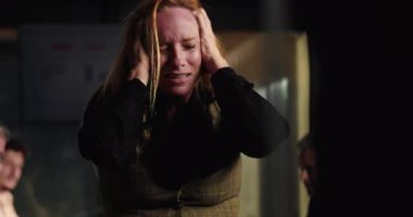 Ofis toplantısı sırasında duygusal çöküntü yaşayan sarışın bir iş kadını iki elini de yoğun stres ve iş yerinde baskı altında tutuyor.