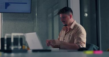 Genç profesyonel ofis masasında sevinçle yumruklarını sıkıyor, solo başarısını heyecanla kutluyor ve gülümsüyor.