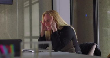 Ofisteki stresli bir anda iş kadınının el ele tutuşması, iş baskısına tepki vermesi ya da beklenmedik bir meydan okuma.