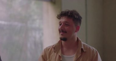 Erkekler grup terapisinde duygusal paylaşımlar gerçeklerle iletişim kurmak ve destekleyici ortamlarda başkalarıyla iletişim kurmak için anlamlı jestler kullanır.