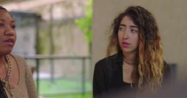 Odaklanmış tartışmada destek grubu, duyguları paylaşan kadın diğerleri ise iyileştirme topluluğu ortamında empatiyle dinlerken