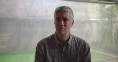 Orta yaşlı bir adam terapi çemberinde samimi itiraflar sunuyor. Güçlü hassasiyet ve doğruluk anlarında destek grubuyla duygusal bir buluş paylaşılıyor.