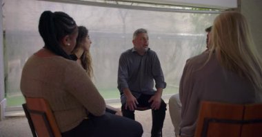 Destek grubundaki bir adam tarafından paylaşılan duygusal ifade, samimi bir çevrede ifade edilen vücut dili ile yapılan samimi bir itiraf.