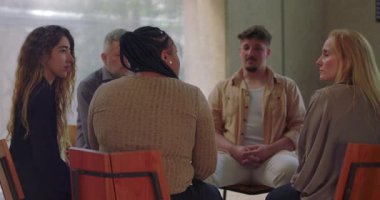 Duygusal grup tartışmasına katılan kadınlar, terapi katılımcıları karşılıklı destek ve iyileştirme için bir araya geldiler.