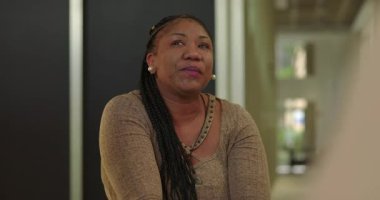 Duygusal terapi seansı sırasında gözyaşlarını silen, destek grup ortamında acı ve hassasiyeti işleyen bir kadın.