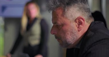 Ofis toplantısındaki yoğun tartışma, liderlik çatışması ve iş ortamındaki işyeri gerginliği sırasında kızgın kadın yöneticiler erkek meslektaşlarını işaret edip bağırıyorlar.