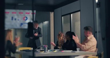 Çeşitli takımlar, modern şirket yönetim kurulunda sunulan başarılı veri sunumunun ardından iş liderlerini ekran görüntüleme grafikleriyle alkışlıyor