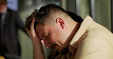 Modern ofisteki çatışmaların ardından başını belaya sokan adam duygusal çöküntü, çatışma, endişe, stres ve işyeri gerginliği yaşıyor.