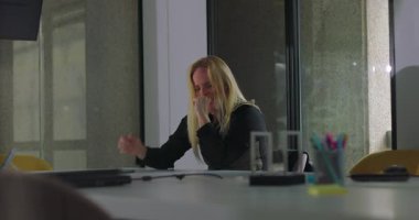 Öfkeli iş kadını, öfke patlaması ile iki yumruğunu da konferans masasına vurdu. Kafası kıllı bir şekilde yüzünü kapadı. Şirket krizi sırasında yoğun bir şekilde hayal kırıklığına uğradığını belirtti.