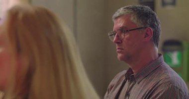 Duygusal destek grubunda açılacak olan kişi kalpten konuşur diğerleri ise güvenli ve iyileştirici uzayda şefkatle dinler.