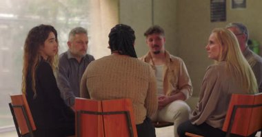 Destek grubu, yoğun duygusal bağ ve empati anlarında sessizce oturup hassas bir hikayeyi paylaşan kadınları dinliyor.