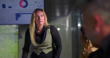 Kadın patron, gergin ofis toplantısı, iddialı liderlik ve kurumsal ortamda ani çatışmalar sırasında yüksek sesle azarlayarak adamı derin düşüncelere daldırıyor.