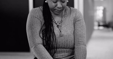 Yoğun terapi sırasında grup üyeleri tarafından kucaklanan ağlayan kadın güçlü iyileşme ve dayanışma anında şefkat ve güven alıyor.