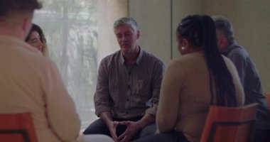 Erkekler, grup terapisi sırasında duygusal olarak konuşurlar. Çevreleri sessiz çemberlerle çevrilidir. Hassasiyet ve bağlantı anında açılır.