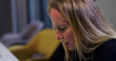 Stresli iş kadınlarının yüzlerini duygusal çöküntüye sokmaları, işyerlerinin tükenmesi ve şirket baskısı altında ezilmeleri.