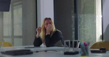 Modern ofisteki konferans masasında kadınlar konuşurken gülümserler. Rahat ve neşeli görünürler. Sıradan bir şirket ortamında gerçek bir ifadeyle.