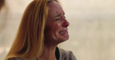 Grup terapisi sırasında gözyaşlarına boğulan bir kadın destek ve güvenli ortamda acısını paylaşırken duygularla dolup taşıyor.