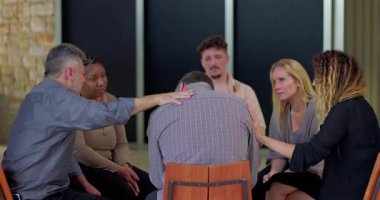 Terapi grubu insanı duygusal destekle çevreleyip ellerini sırtına ve omzuna koyuyor ve şefkatli bir grubun içinde çemberin ortasında sessizce oturuyor.