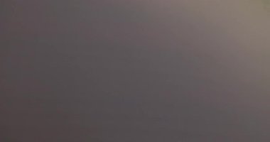 Grup terapisi sırasında acı ifade eden ağlak bir kadın zor duyguların üstesinden gelirken destekleyici akranları tarafından görülmek ve duyulmak.