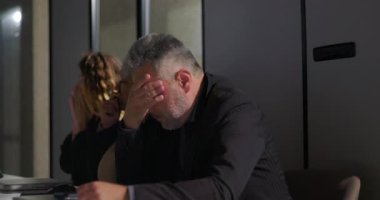 Kadın yönetici, yoğun ofis toplantısı sırasında iş arkadaşlarının önünde erkek çalışanı azarladı, işyeri güç dinamiklerini ve mesleki utancı ortaya çıkardı