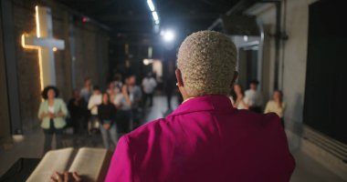 Kilisede papazlık hizmeti, el kaldırarak dini ibadetlerde cemaat, İncil 'e odaklanma, modern evanjelik hizmet, Hıristiyan inancında birlik.