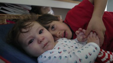 Ağabeyim bir fedainin içinde bebeğe yakın yatıyordu. Kardeşler hassas bir anın tadını çıkarıyordu. Sıcak bir yuva ortamında neşeli bir aile ortamı vardı..