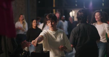 Çeşitli gruplar, kilise ayini, manevi birlik, cemaat bağlılığı ve inanç kutlaması sırasında bağış kutusuna zarf koyuyorlar.