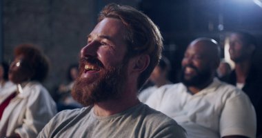 İbadet sırasında cemaatte geniş bir tebessümü olan bir adam, neşeli bir bağ ve inanç ve birliğin kutlanması, dingin bir kilise atmosferinde vurgulanmış ruhaniyet.