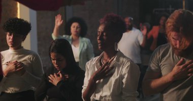 Çeşitli cemaatler kalpler üzerine dua ediyor, duygusal ibadet anı kutsal Hristiyan ortamında birlik, inanç ve bağlılığı vurguluyor.