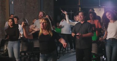 Kilisede zarflar sunan insanlar, arka planda çeşitli gruplar dini, manevi bağlantıları, sembolik bağlılık ve birlik eylemlerini kutluyorlar.