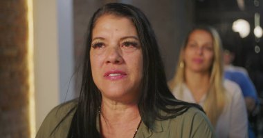 Kilisede ibadet ederken duygusal ifadeli bir kadın, inanç ve maneviyat, dingin bir ortamda bağlılık ve minnet duygusunu vurguladı.