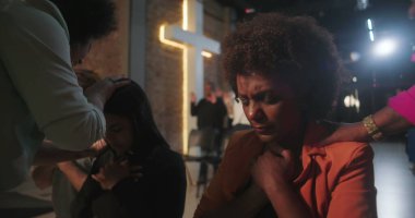 Cemaat üyeleri, dini ve duygusal bir anda ellerini başlarının üstüne koydukları bir Hıristiyan etkinliği sırasında kutsandılar.