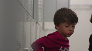 İlk hokey tecrübesinden sonra soyunma odasında oturan genç bir çocuk, maçı, maç sonrası düşünme ve spor ortamında öğrenme anını yansıtıyor.