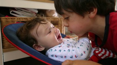 Ağabeyi, bebek kardeşiyle fedai olarak etkileşime geçmek için eğiliyor. Aile bağları kurarken sevgi ve oyun bağları gösteriyor. Kardeşler arasındaki ilişkiyi büyütüyor..