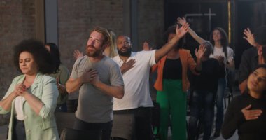 Dua eden cemaat, kalplere dokunan eller, ibadet eden çeşitli gruplar, ruhsal bağlantı ve bağlılık, duygusal yansıma ve birlik ile iç mekan kilisesi.