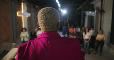 Kilisede papazlık hizmeti, el kaldırarak dini ibadetlerde cemaat, İncil 'e odaklanma, modern evanjelik hizmet, Hıristiyan inancında birlik.